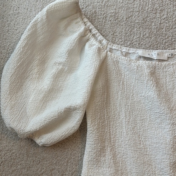 ASTR Puff Sleeve Textured Bodysuit - Picture 6 of 9